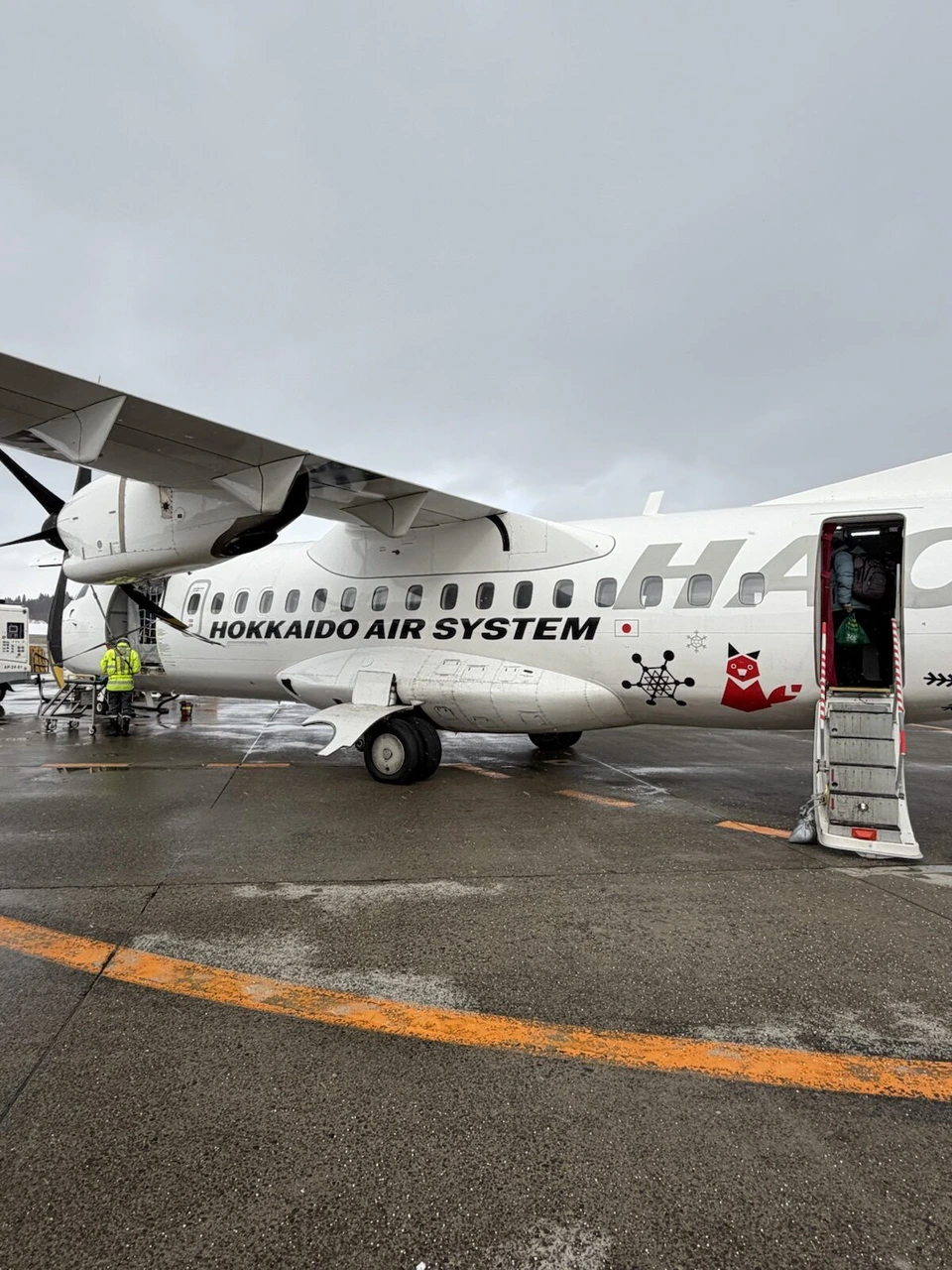 秋田空港の駐機場に止まる北海道エアシステムのATR42-600
