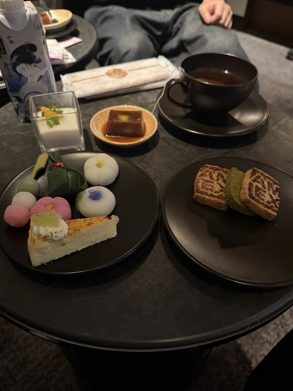センチュリオン・ラウンジのデザート。ケーキや和菓子とコーヒー
