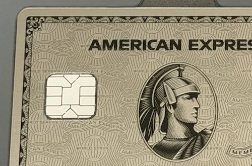 アメックス・プラチナ・カードの金属製の券面。AMERICAN EXPRESSの文字とチップ、横顔の柄