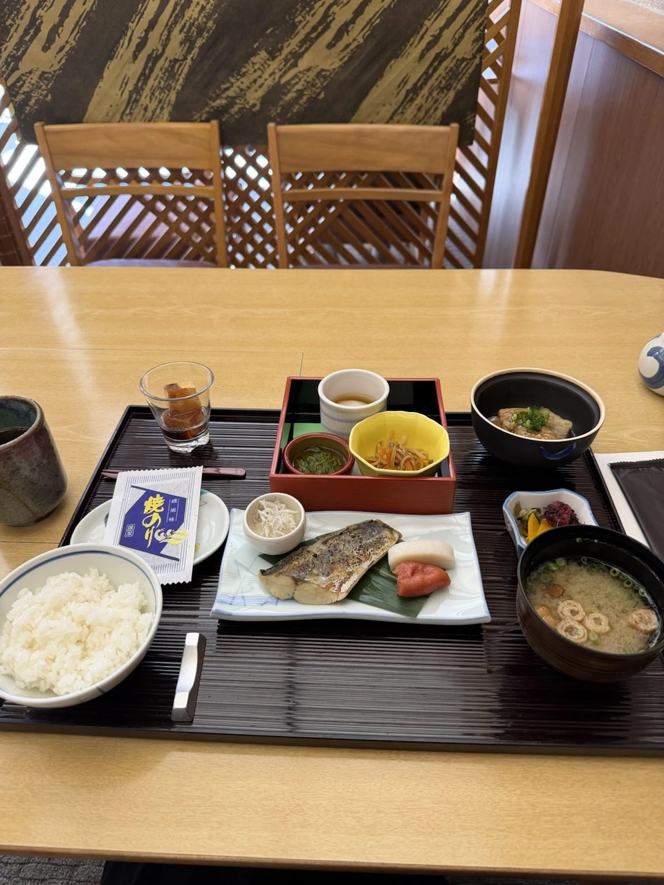 プリンスホテルの和食店の朝食。焼き魚と明太子、小鉢、ごはん、具だくさんのお味噌汁