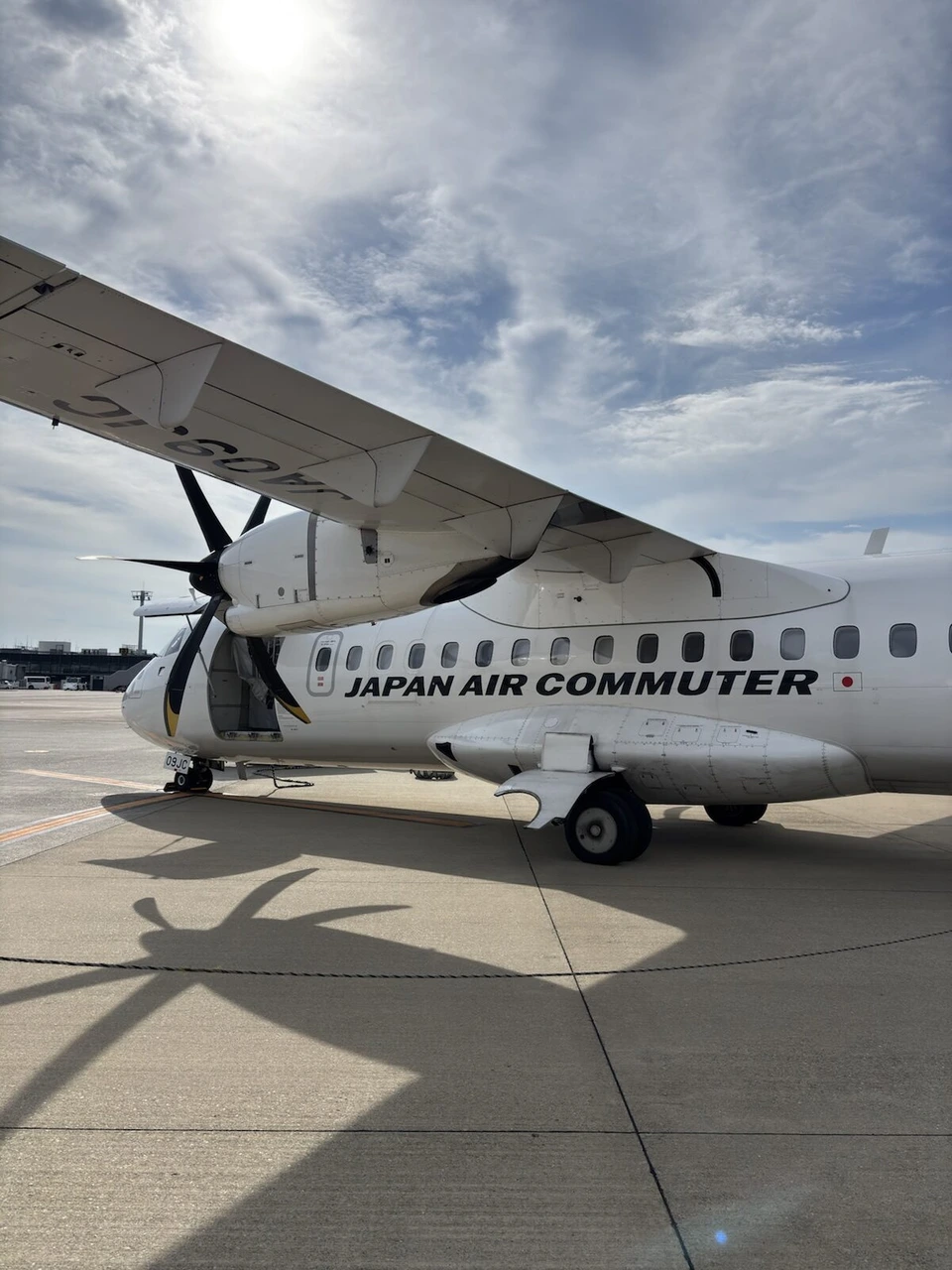 伊丹空港の駐機場に止まるJAPAN AIR COMMUTERのATR機