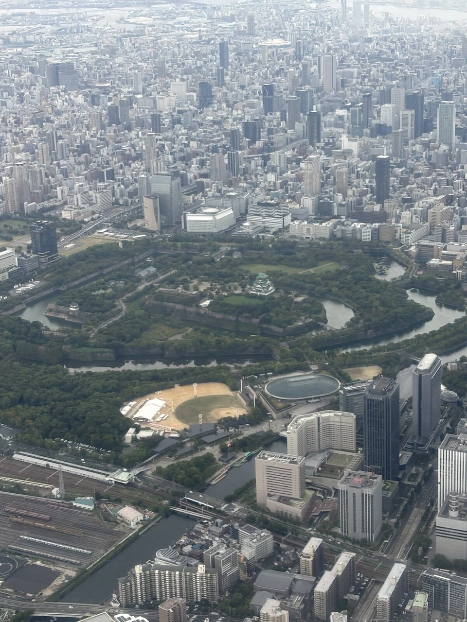飛行機の窓から見た大阪城と市街