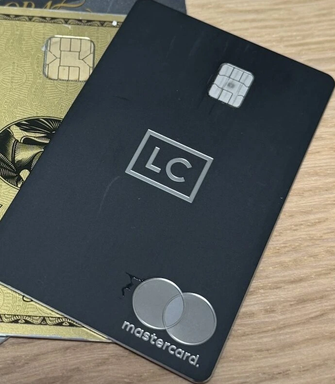 ラグジュアリーカード ブラックカードの表面。マットな黒にLCのロゴとMastercardのマーク