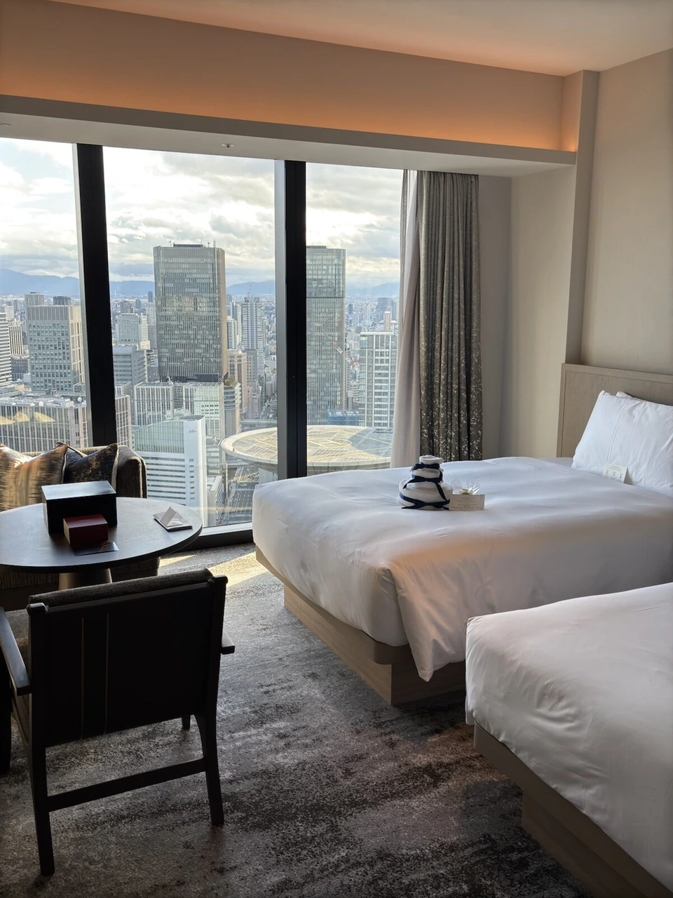 THE OSAKA STATION HOTEL シグネチャーツインの窓際とビル群