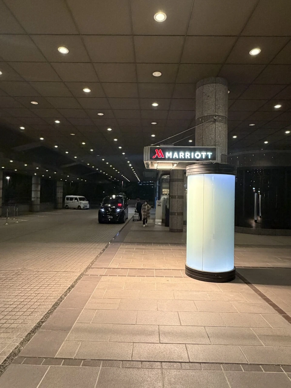 夜の東京マリオットホテルの入口