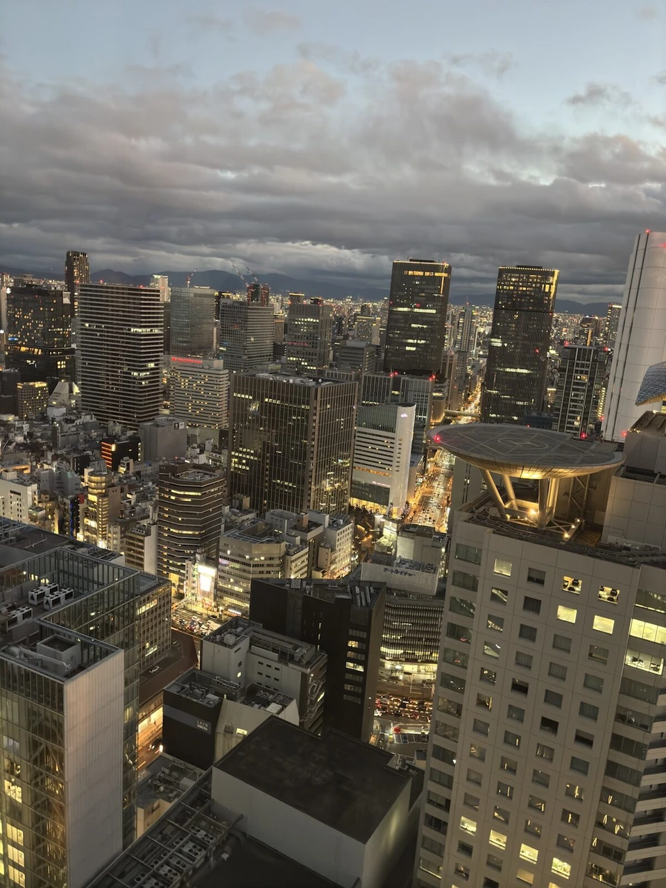 THE OSAKA STATION HOTELの客室から見た夕方の梅田のビル