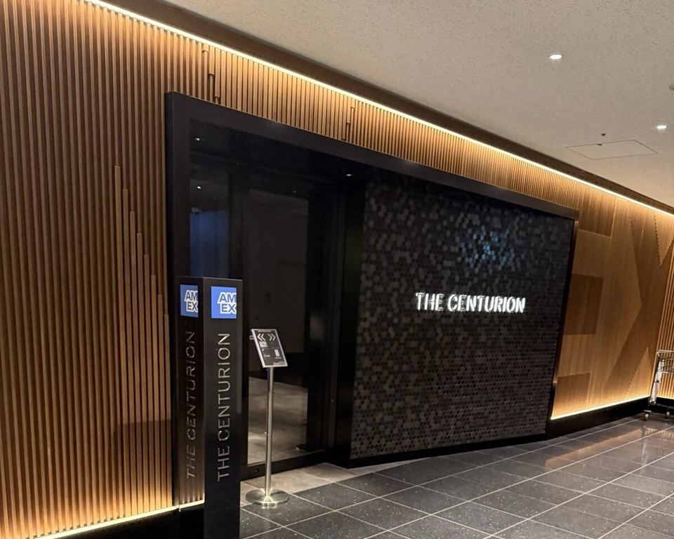 羽田空港第3ターミナルのセンチュリオン・ラウンジの入口。黒い壁にTHE CENTURIONの文字