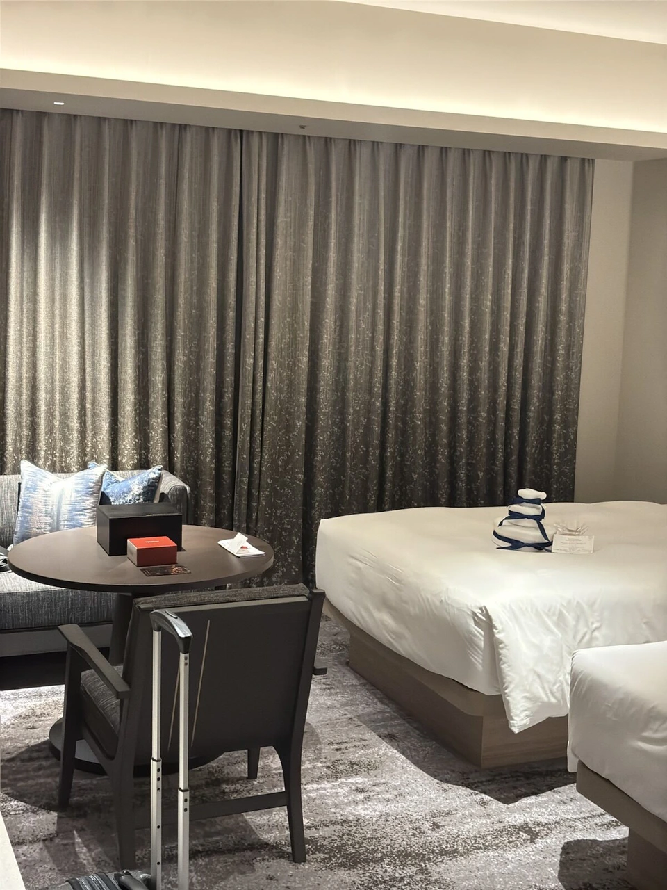 THE OSAKA STATION HOTELの客室。白いベッドと丸いテーブル、ソファ