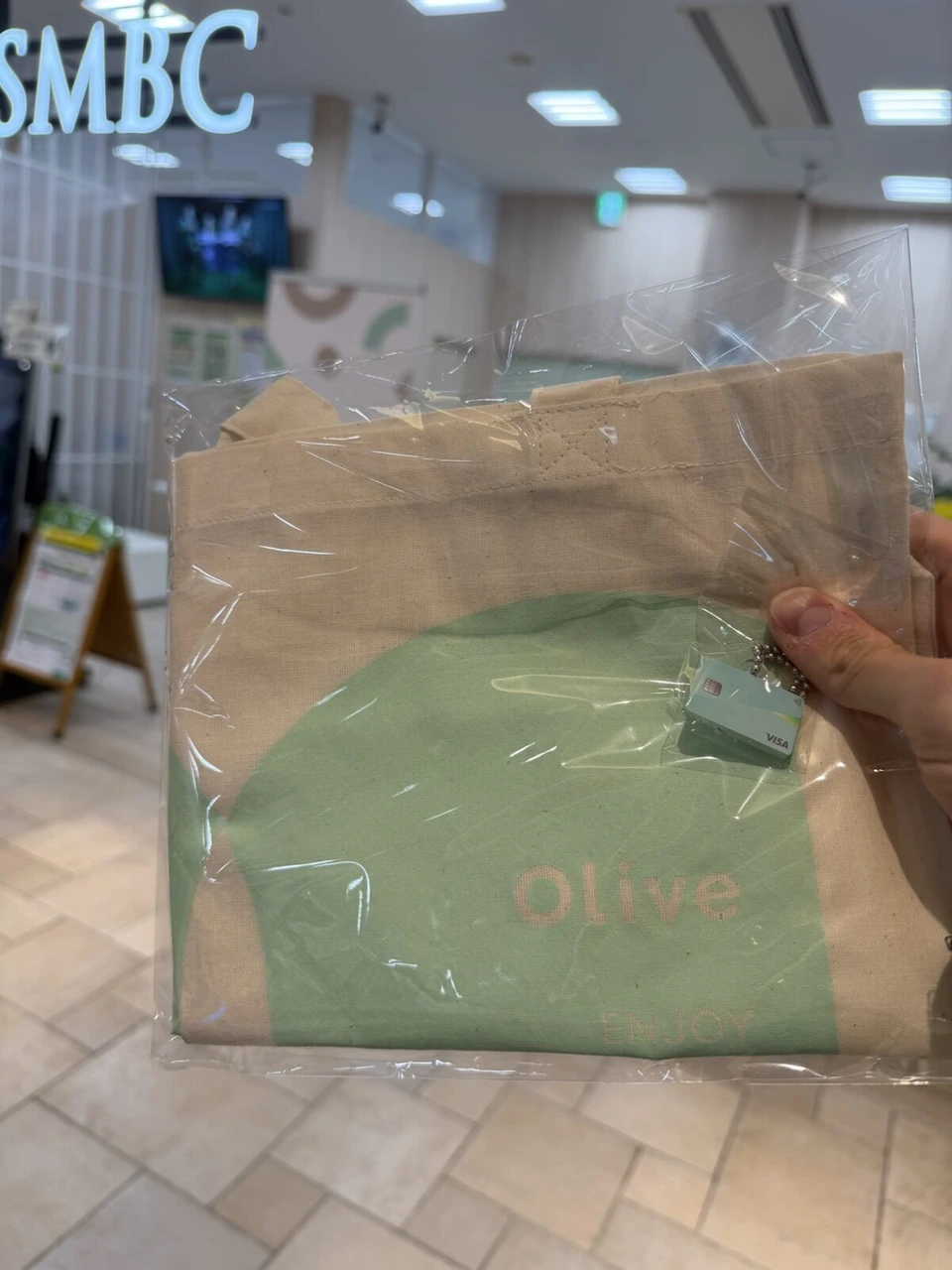 三井住友銀行の店内で受け取ったOliveのロゴ入りの袋