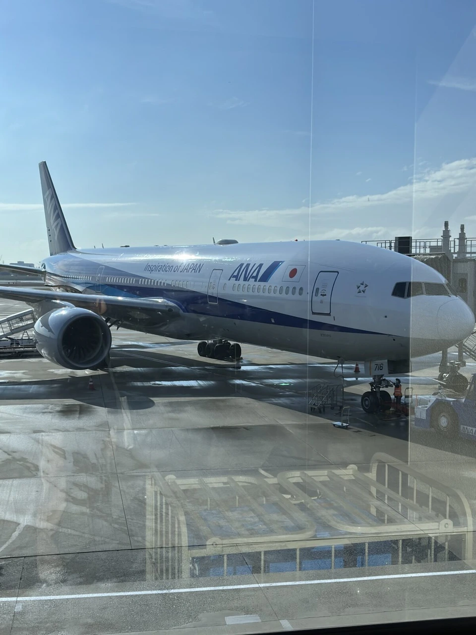 伊丹空港に止まるANAのボーイング777