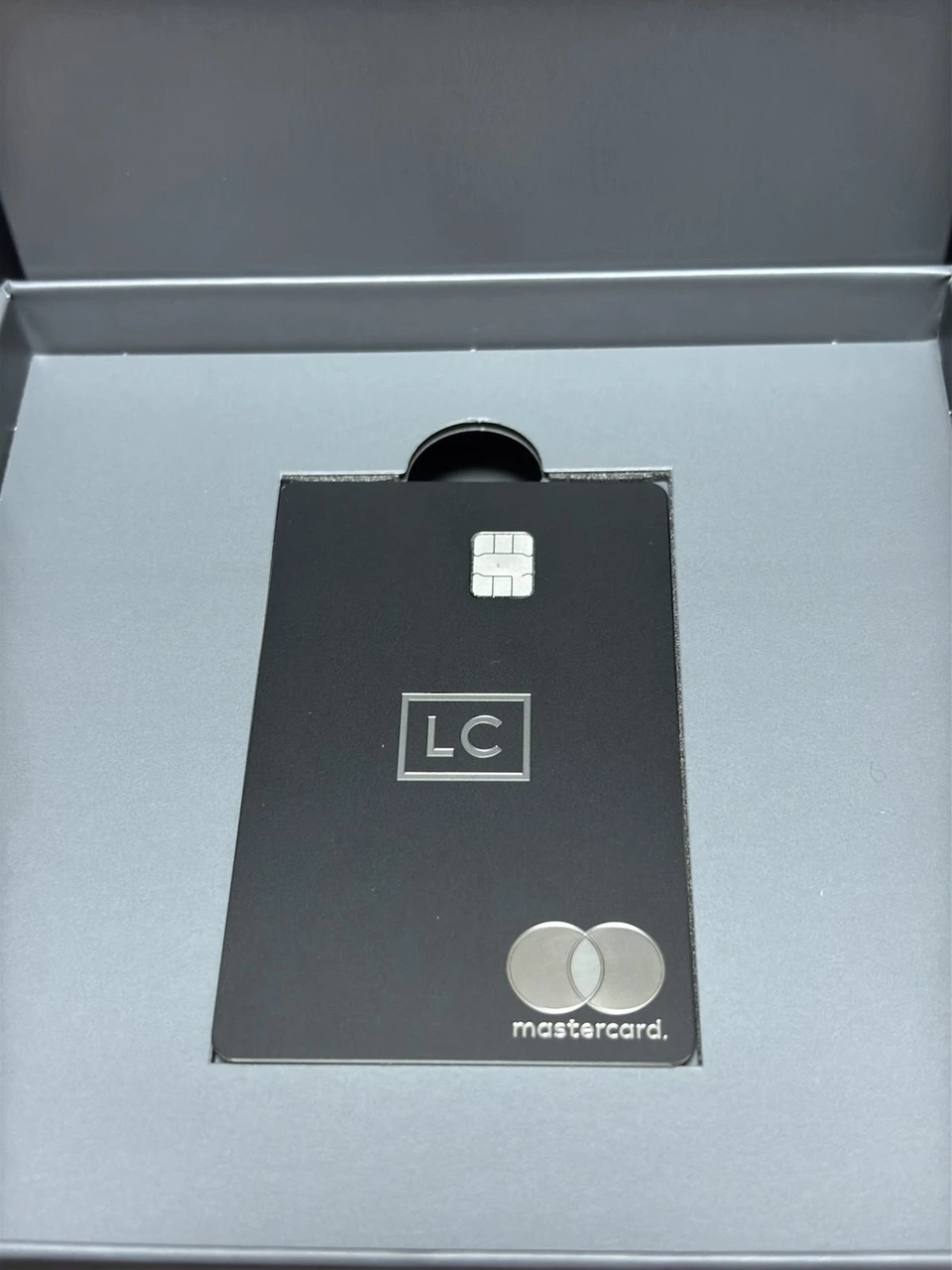 ラグジュアリーカード ブラックカードが入った箱。黒い金属製のカードにLCのロゴ