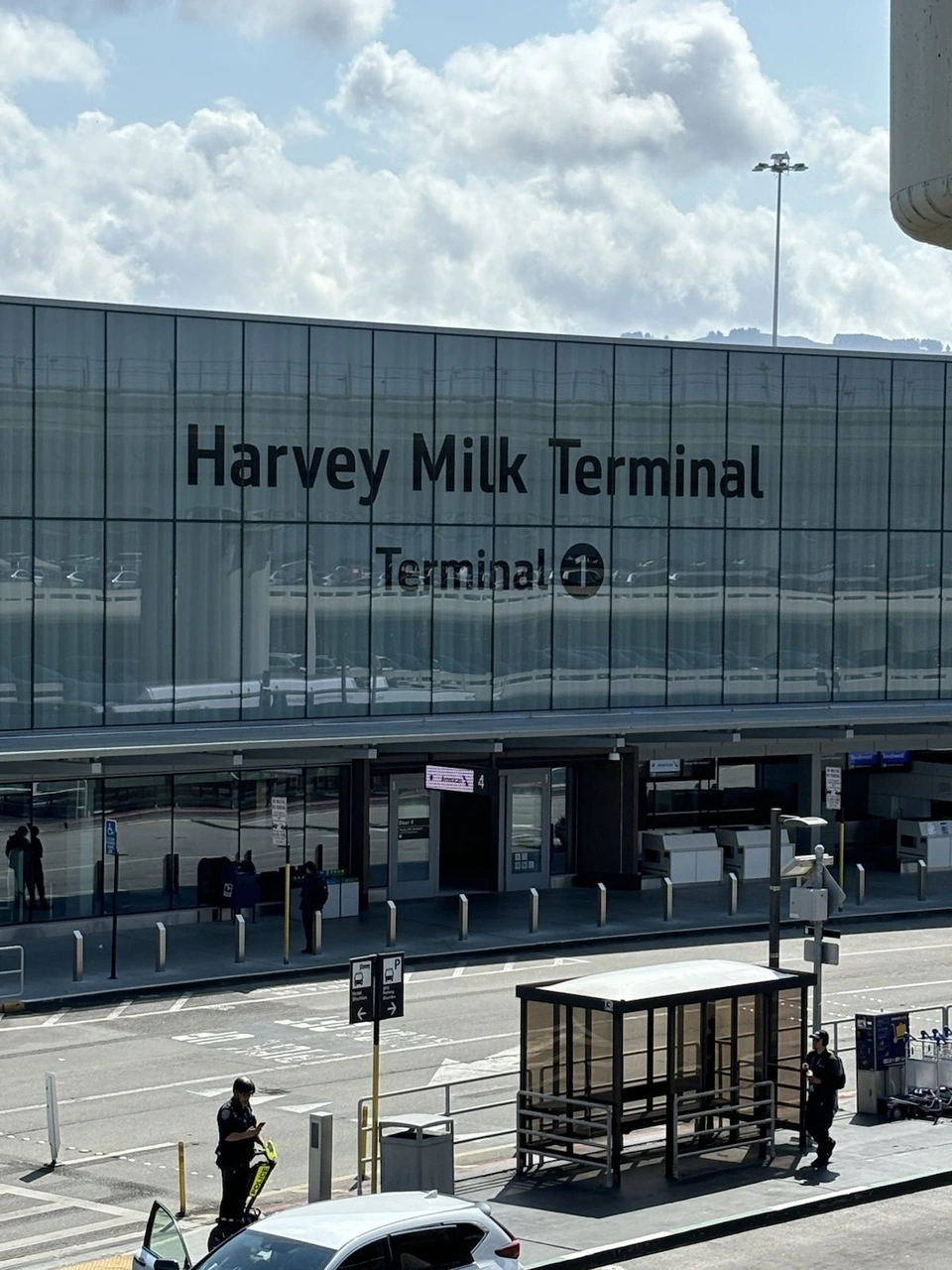 サンフランシスコ国際空港のターミナル1。Harvey Milk Terminalの文字が入った建物