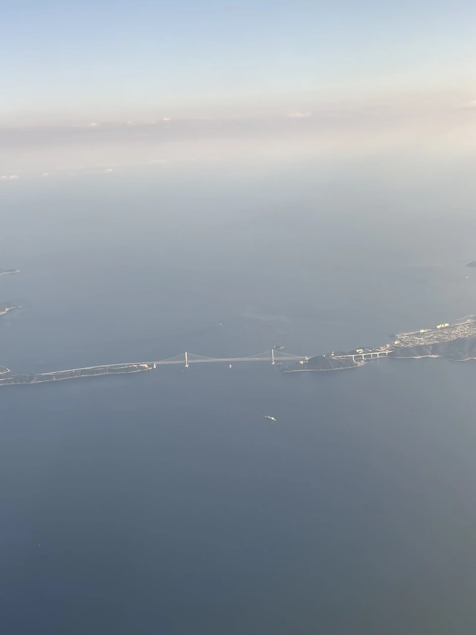 関空に着陸する前のAC23の機窓から見た海と大きな吊り橋