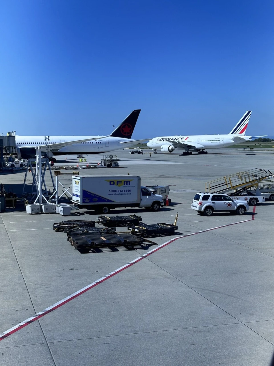 バンクーバー空港の駐機場。エア・カナダの787とエールフランスの機体、手前に地上車両