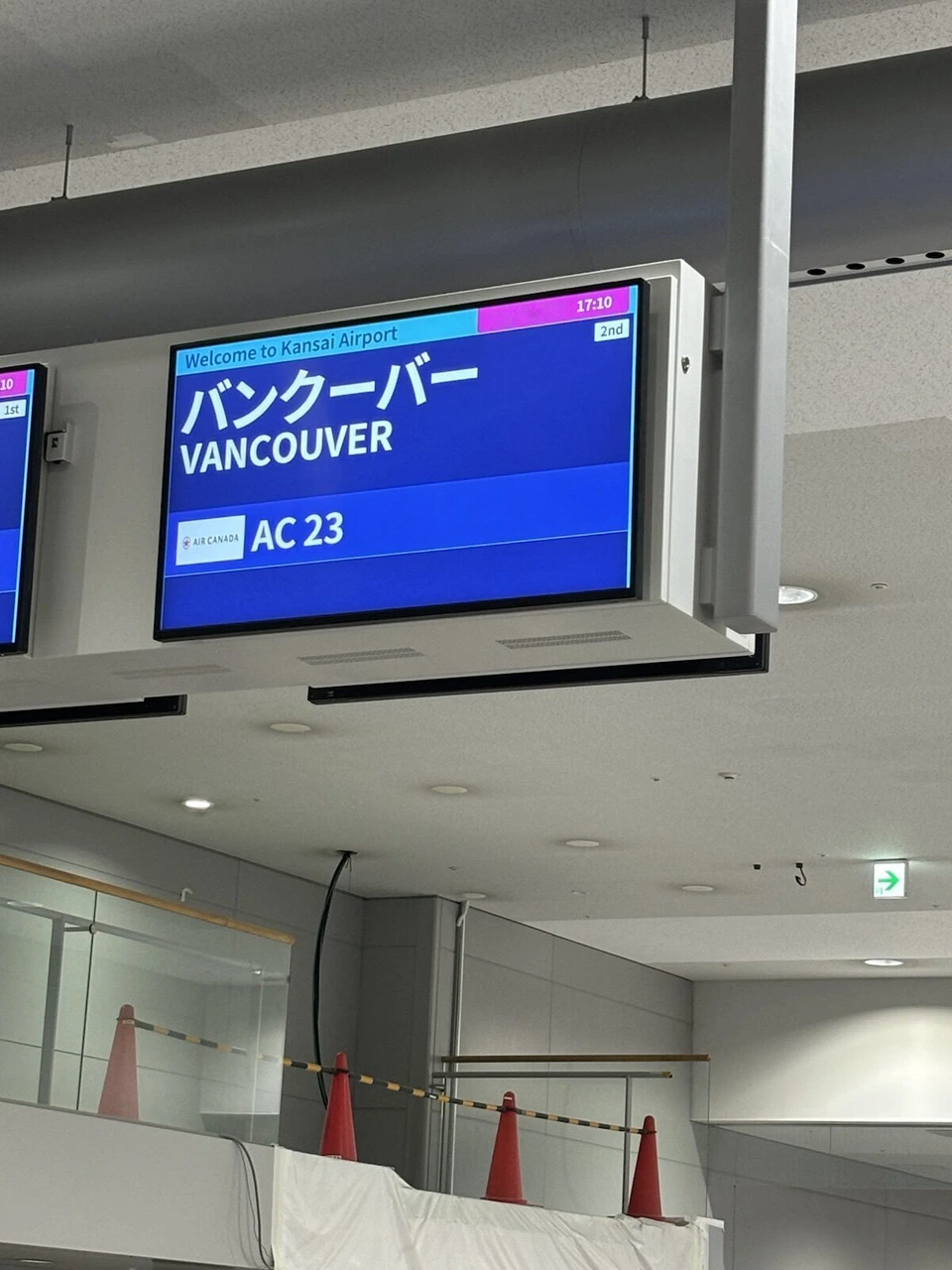 関西空港の表示。バンクーバー VANCOUVER AC 23、Sep 2024
