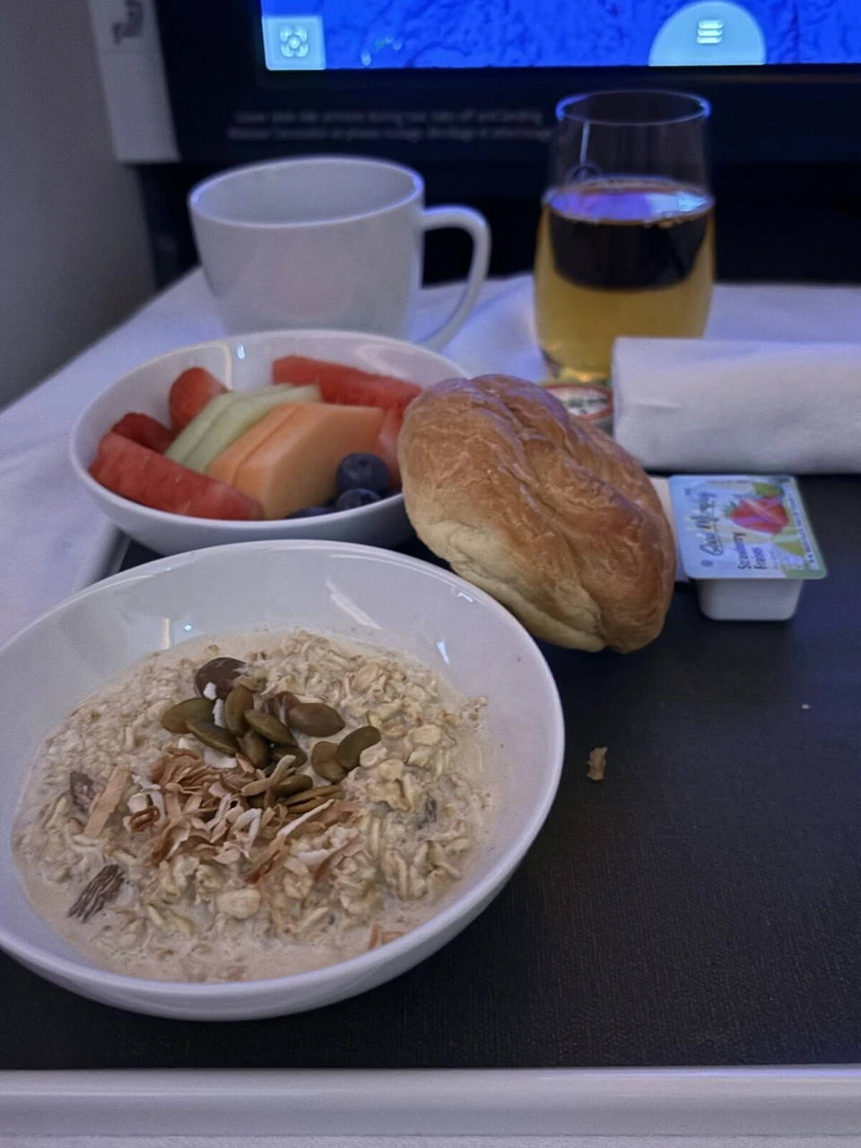 AC23の到着前の食事。オートミール、カットフルーツ、パン、いちごジャム