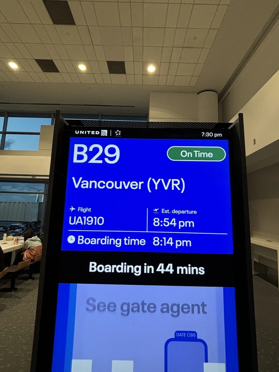 デンバー空港B29ゲートの案内表示。UA1910バンクーバー行き、On Time