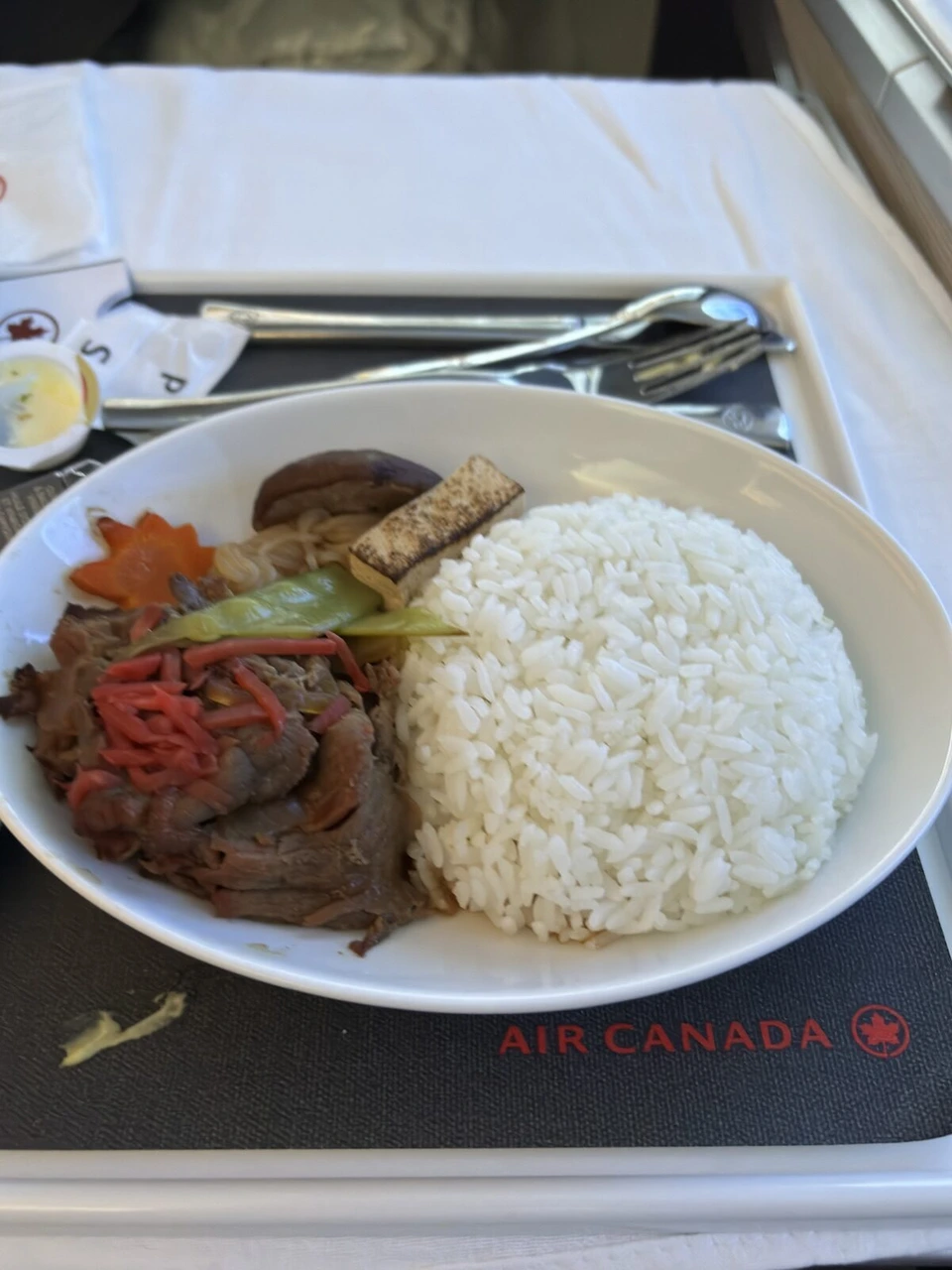 AC23 Signature Classのメイン。牛肉の煮込みとごはんに豆腐、しいたけ、しらたき、にんじん、紅しょうが