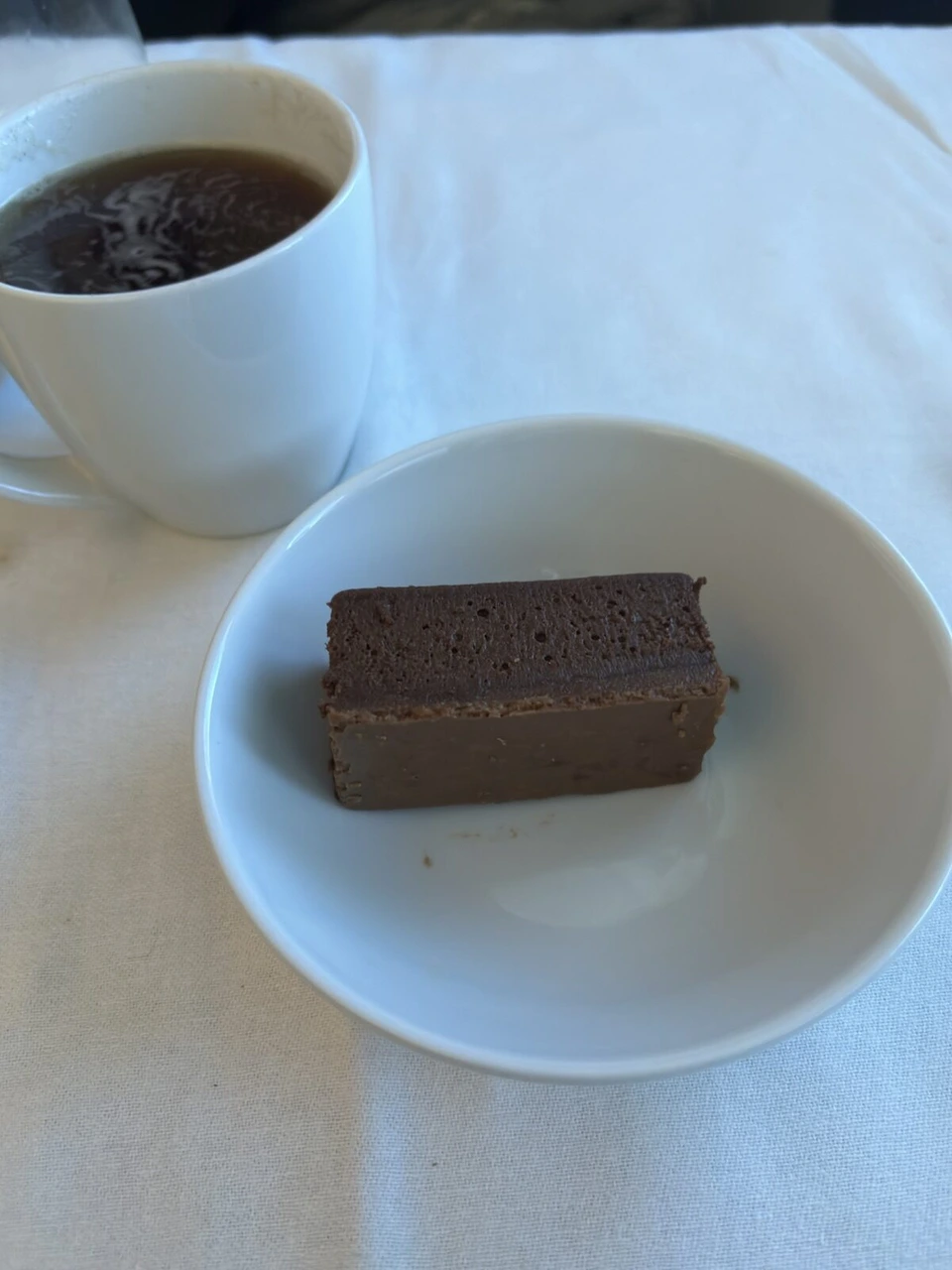 AC23の食後に出た四角いチョコレートケーキとコーヒー