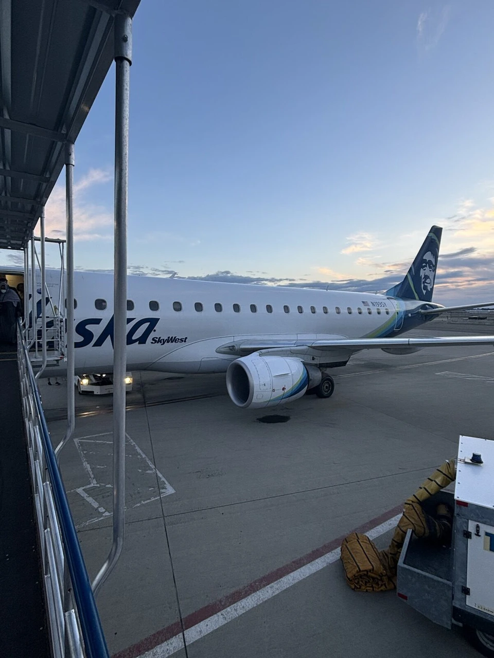 ボイシ空港の駐機場に止まるアラスカ航空のE175の機首と主翼