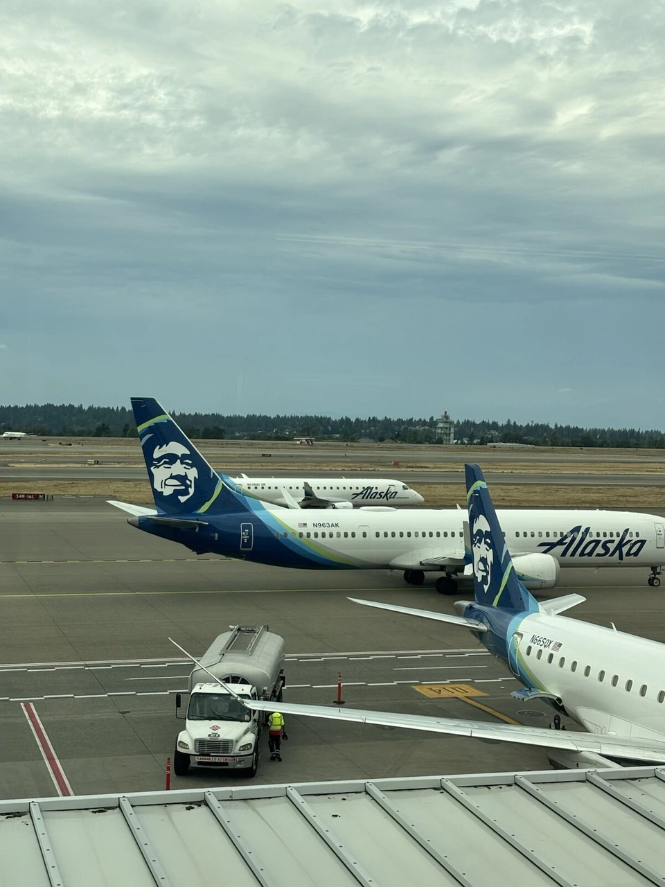 シアトル空港の駐機場に並ぶアラスカ航空の機体