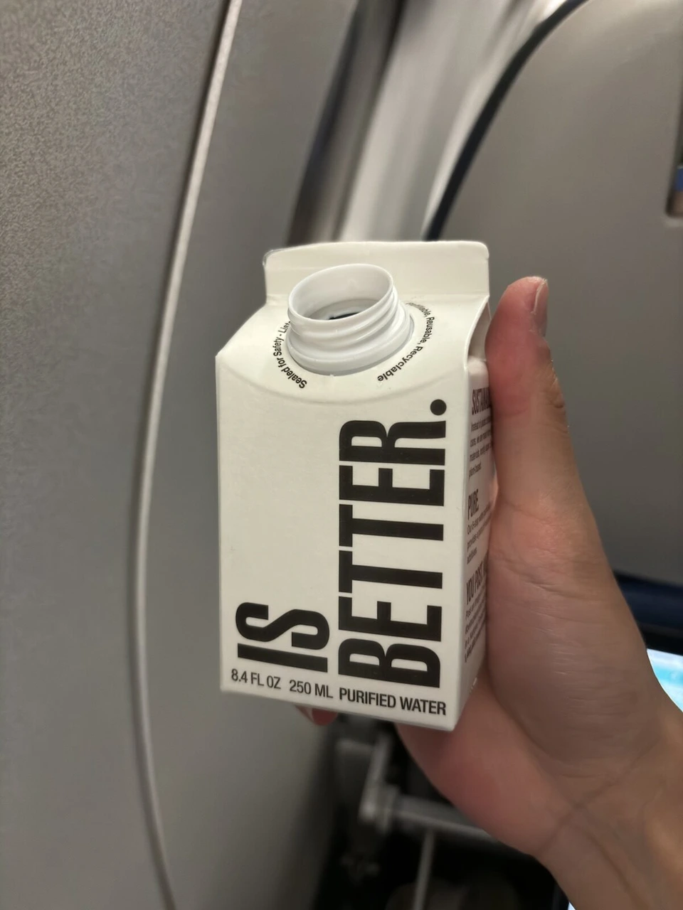 アラスカ航空の機内で配られた紙パックの水 Boxed Water