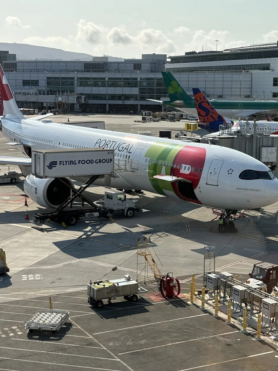 サンフランシスコ空港に駐機するTAPポルトガル航空の機体と地上車両