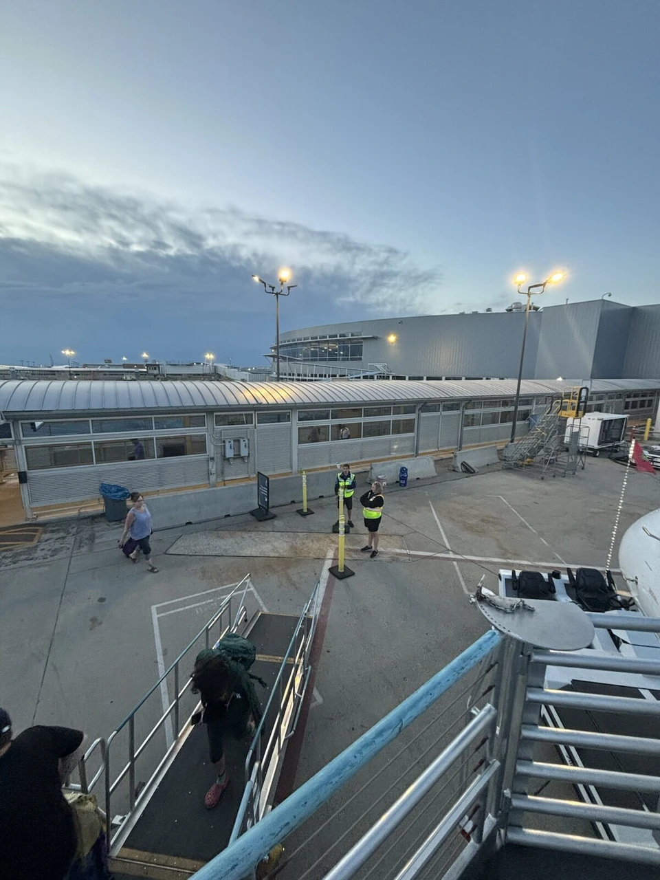ボイシ空港の駐機場。乗り継ぎのアラスカ航空E175(ホライゾン航空運航)と夕方の空