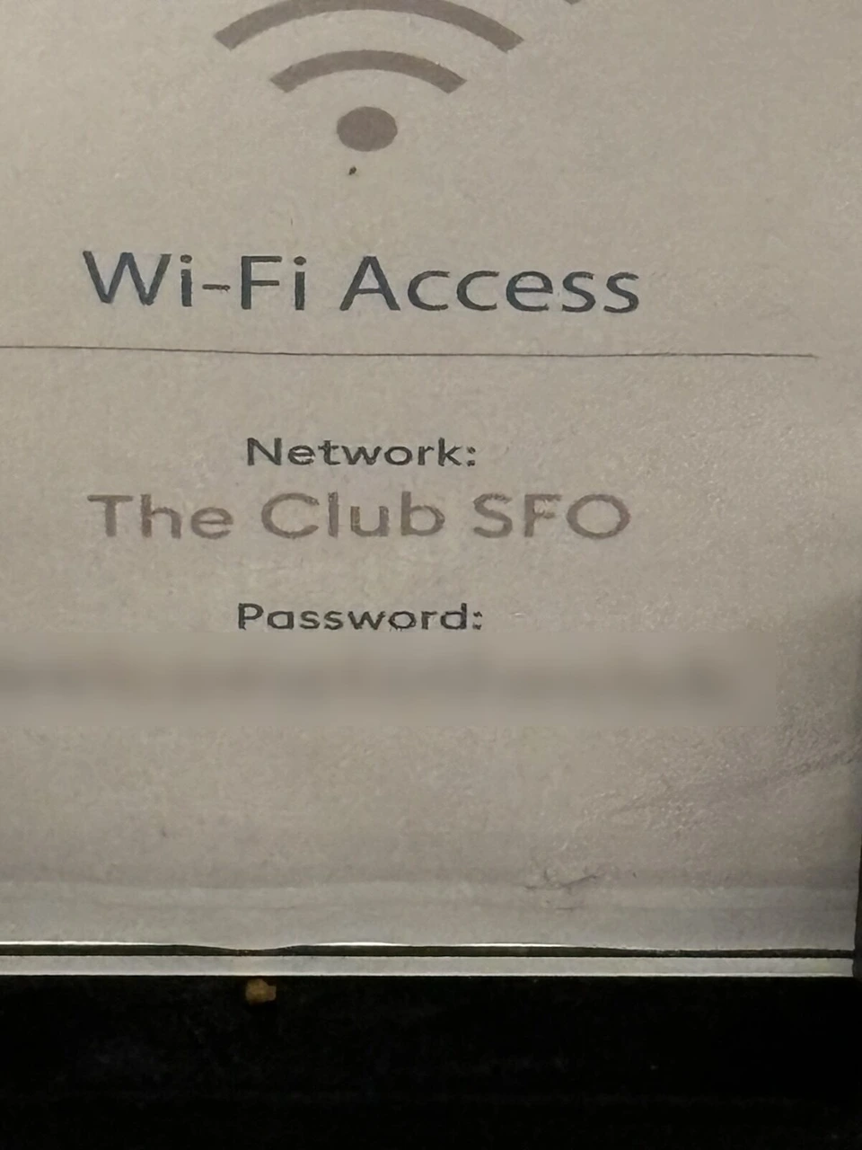 サンフランシスコ空港ターミナル1のラウンジThe Club SFOのテーブルに置かれたWi-Fi案内のカード