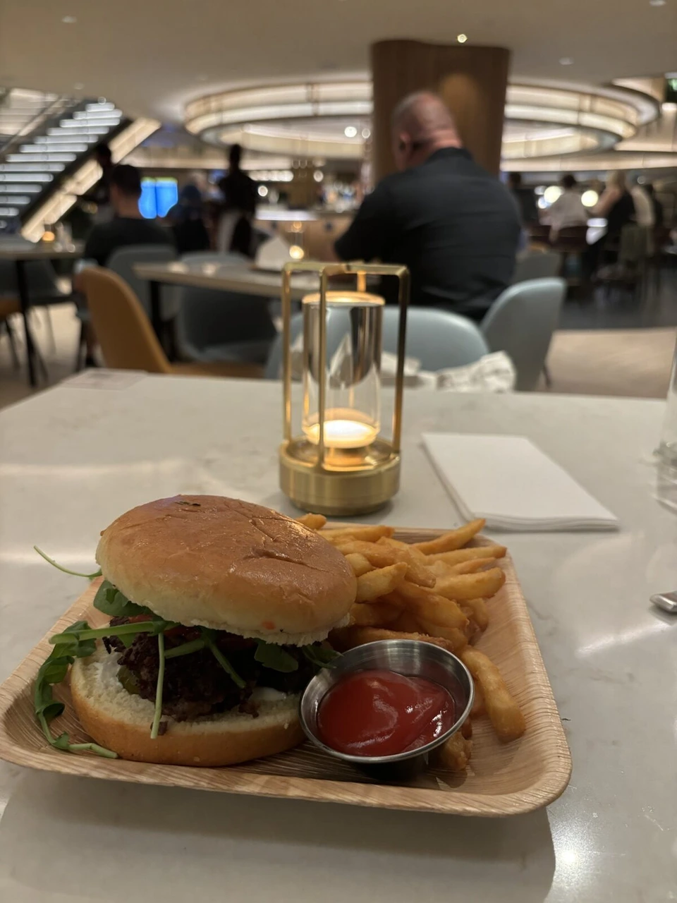 ラガーディア空港の店で頼んだハンバーガーとフライドポテト