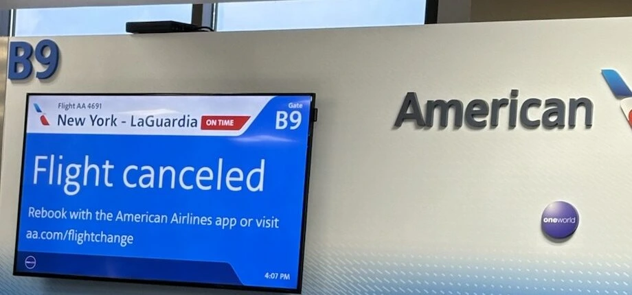 B9ゲートのモニター。AA4691ニューヨーク・ラガーディア行き Flight canceled の表示