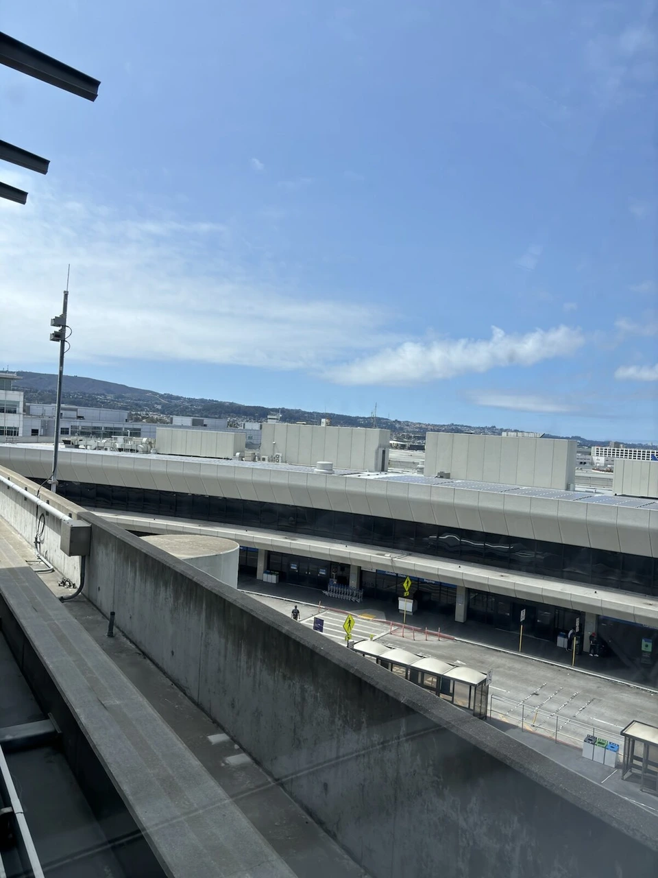 サンフランシスコ空港のターミナルと青空