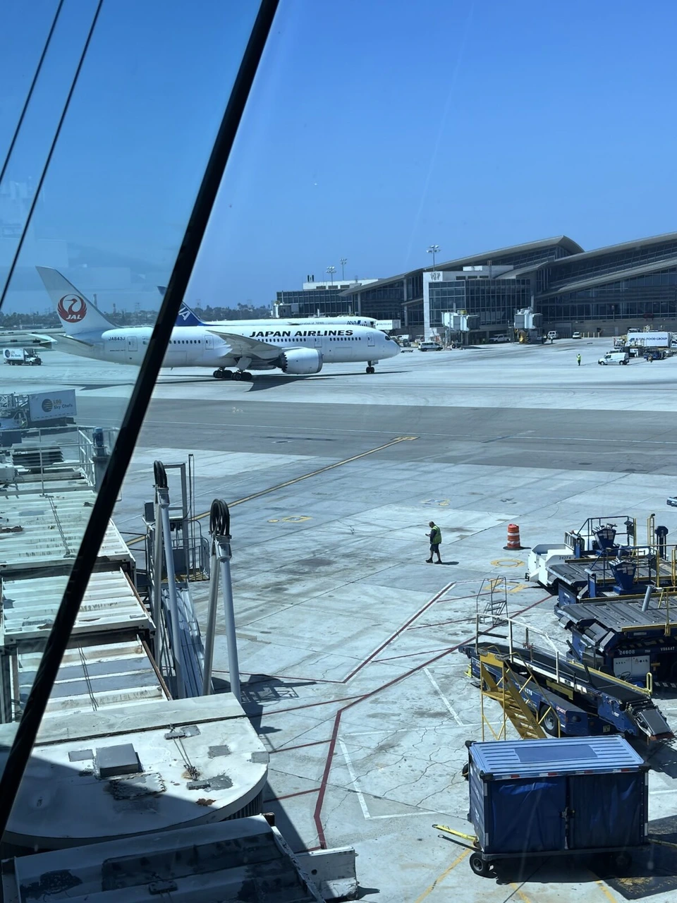 ロサンゼルス空港の駐機場に止まるJALの機体
