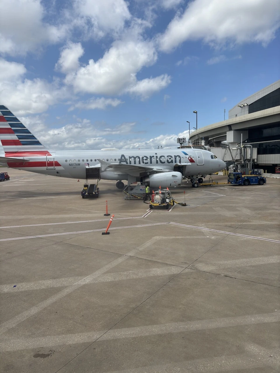 ダラス・フォートワース空港に駐機中のアメリカン航空の機体と青空