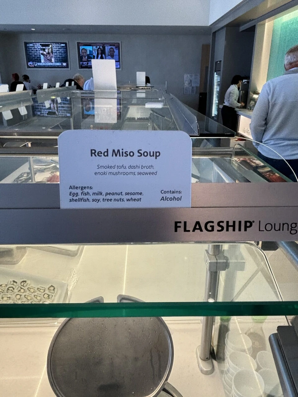 ダラス・フォートワース空港ターミナルDのアメリカン航空フラッグシップ・ラウンジのビュッフェ台。Red Miso Soupの札