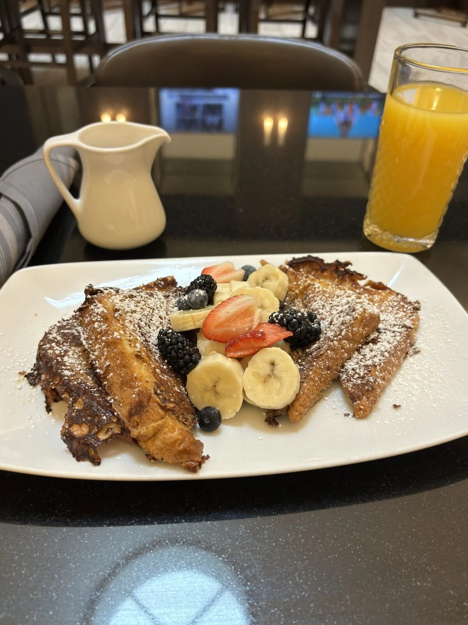 ホテルの朝食。フレンチトーストとフルーツ、オレンジジュース