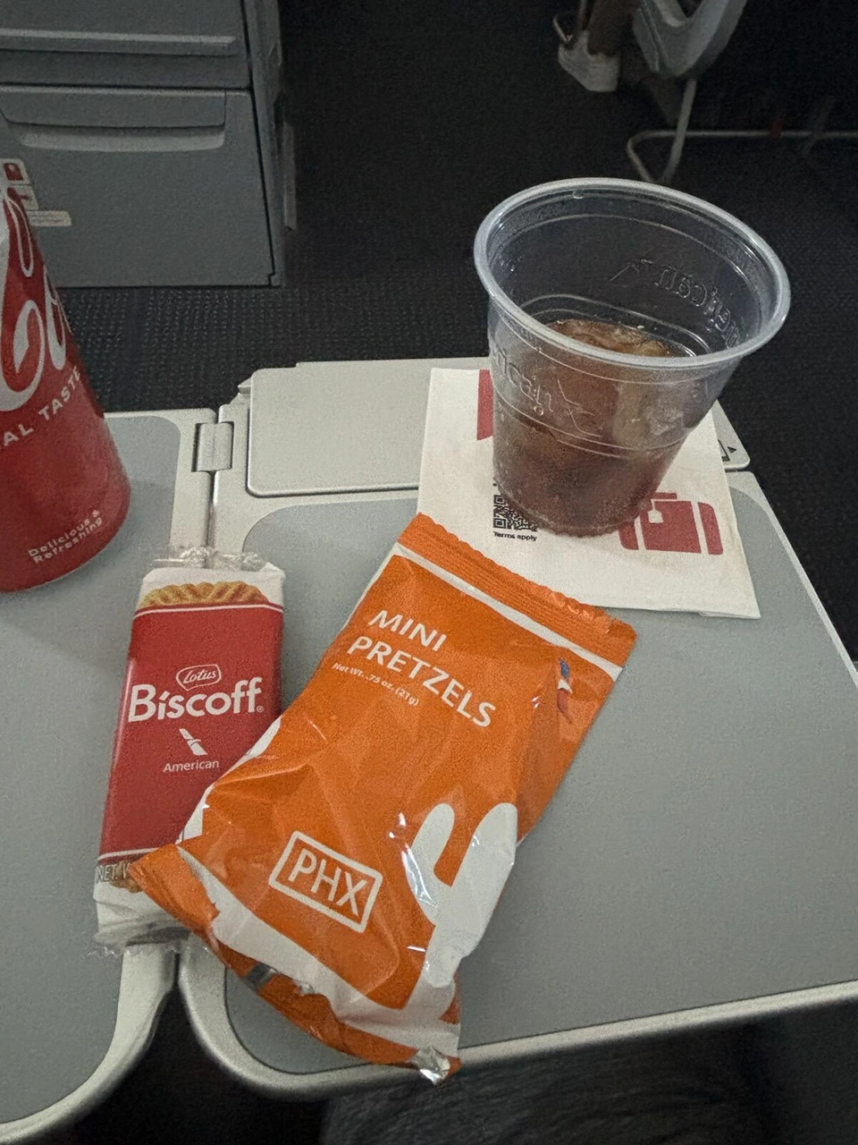 AA1456の機内。ビスコフのクッキーとPHXと書かれたミニプレッツェル