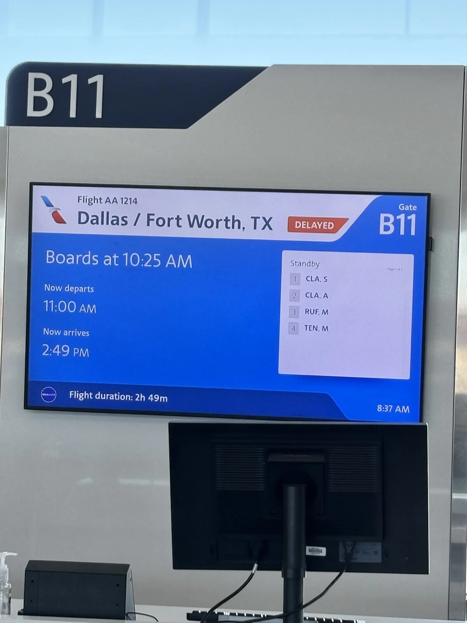 ソルトレイクシティ空港B11ゲートの案内。AA1214ダラス行き DELAYEDの表示
