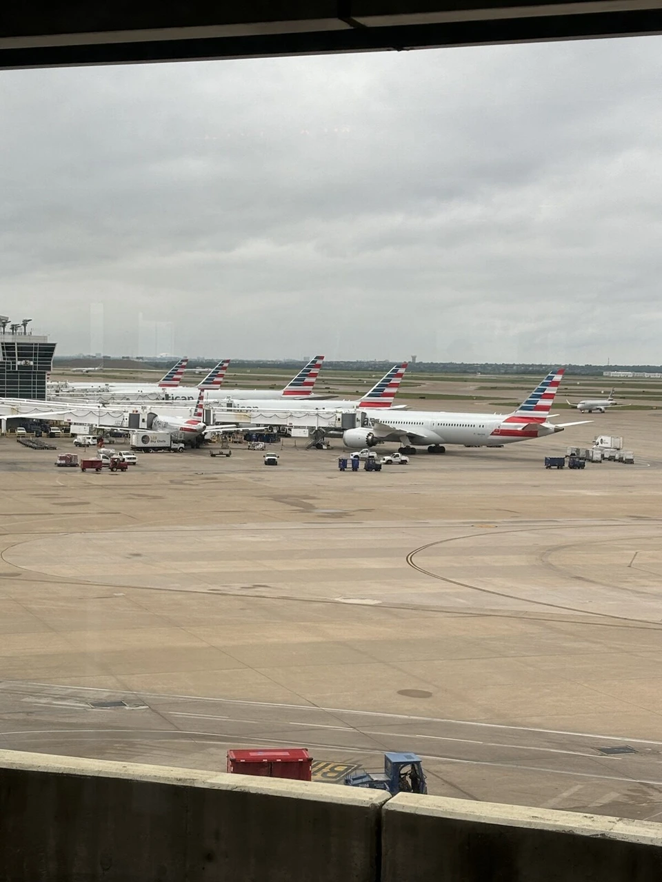 ダラス・フォートワース空港の窓から見た駐機場に並ぶアメリカン航空の機体