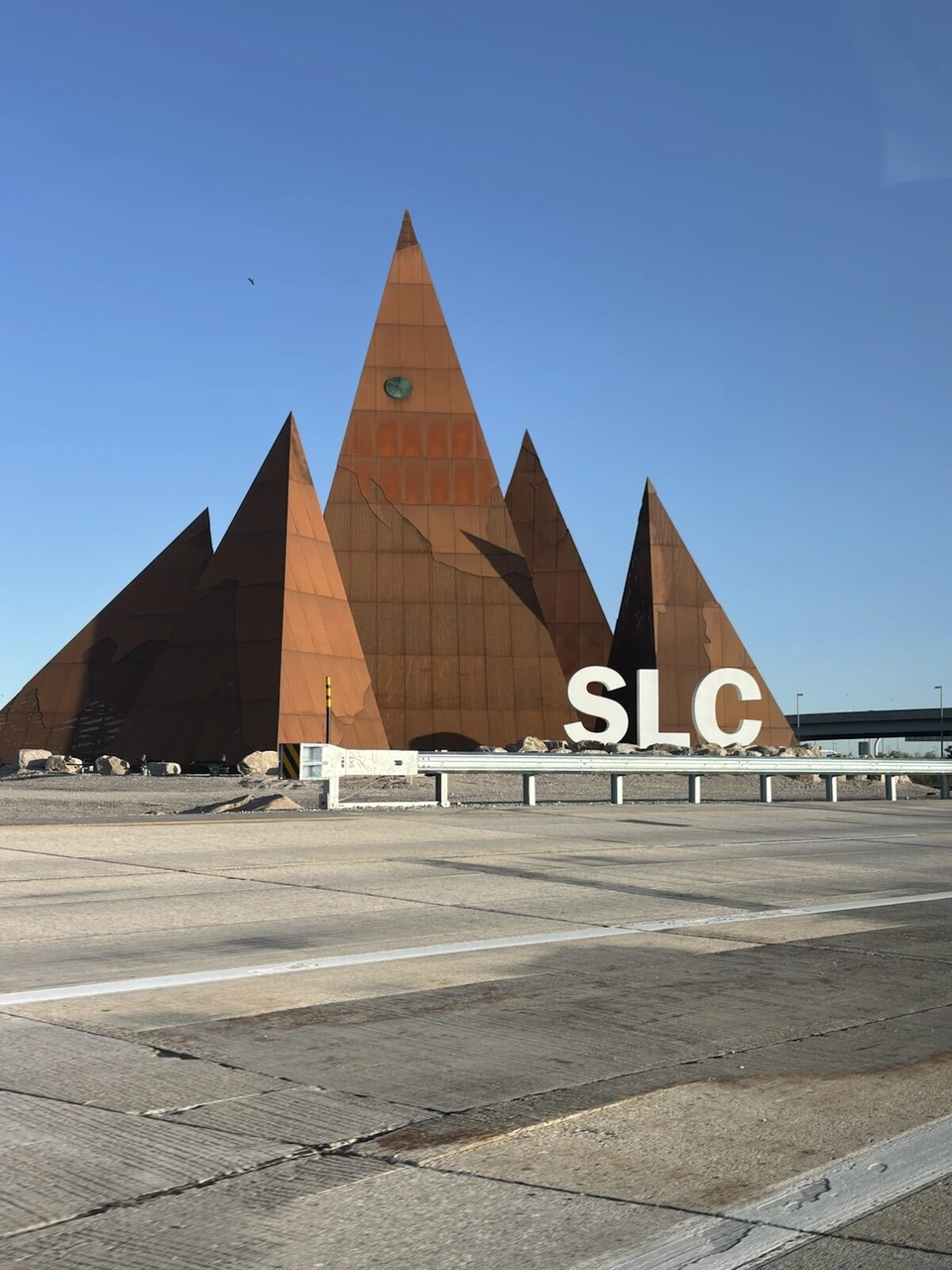 ソルトレイクシティ空港の外にある三角形のオブジェとSLCの文字