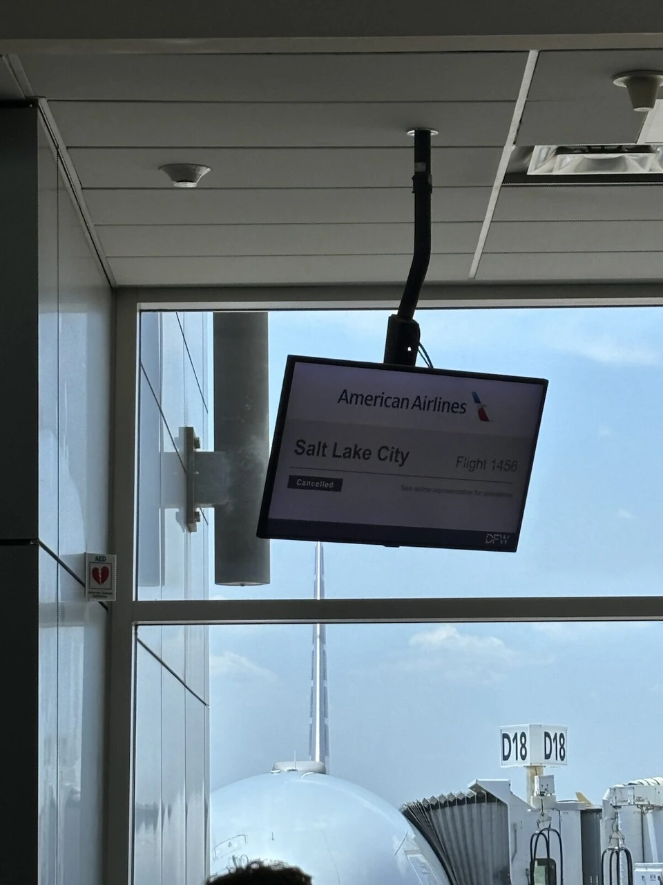 ダラス空港Dゲートのソルトレイクシティ行きの案内モニター