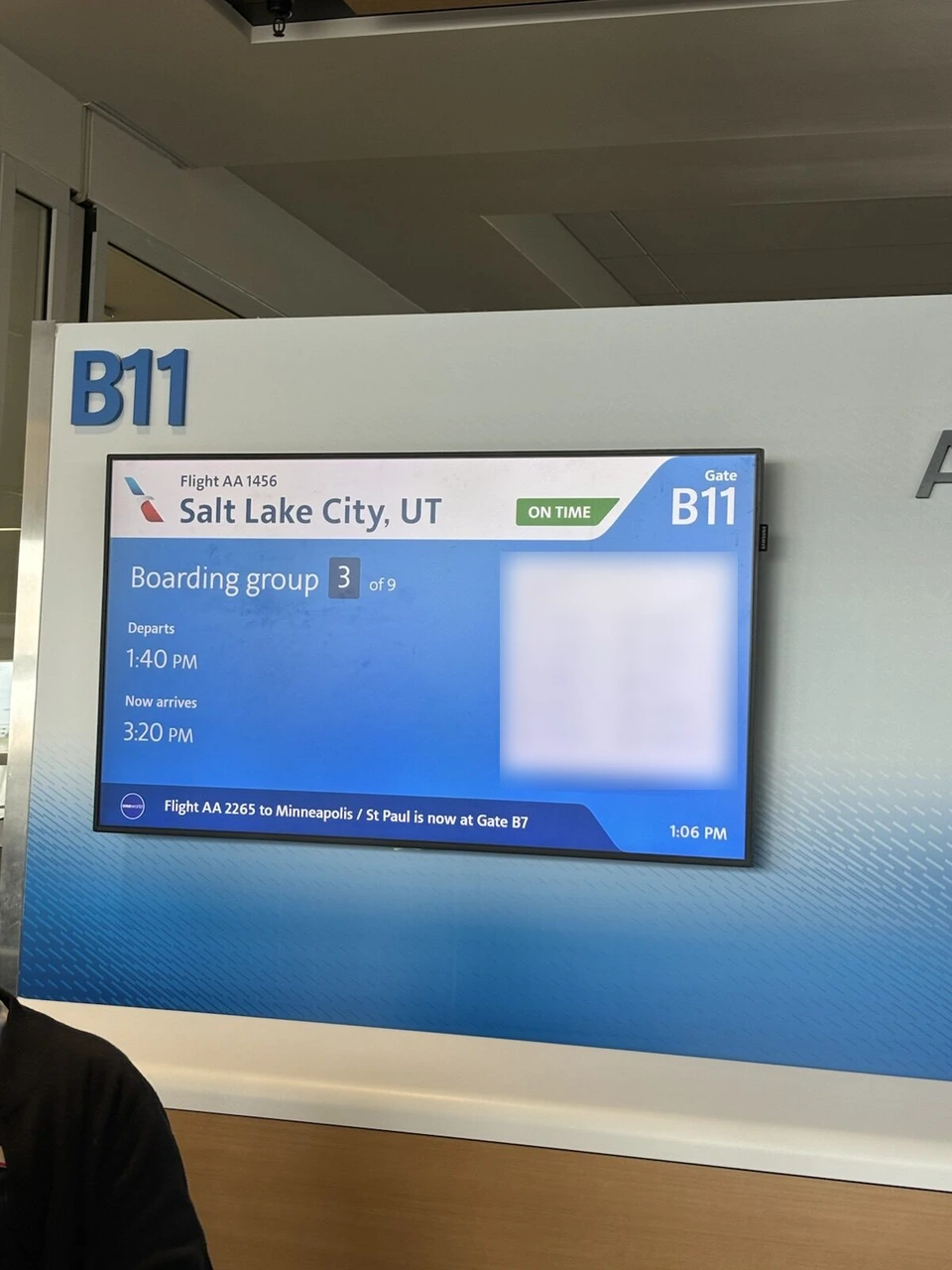 ダラス空港B11ゲートの案内。AA1456ソルトレイクシティ行き ON TIME