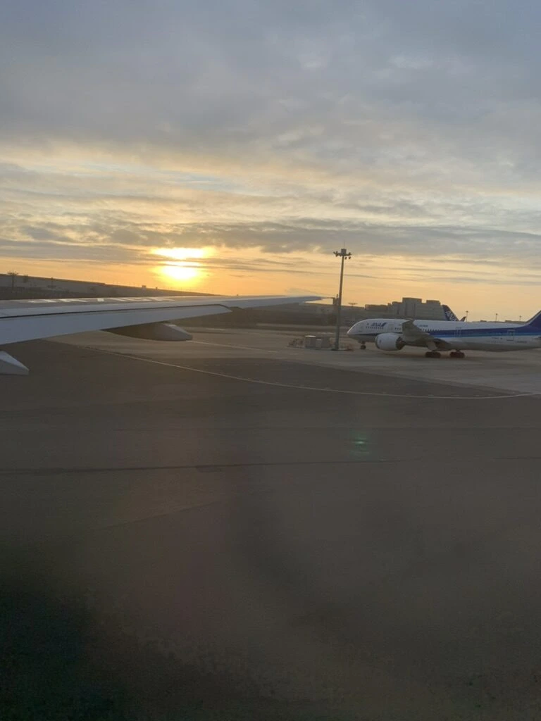 羽田空港の地上走行中に見た夕日と駐機中の機体