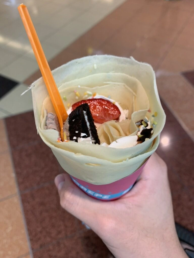 羽田空港で買ったクレープ。生クリームとチョコのトッピング