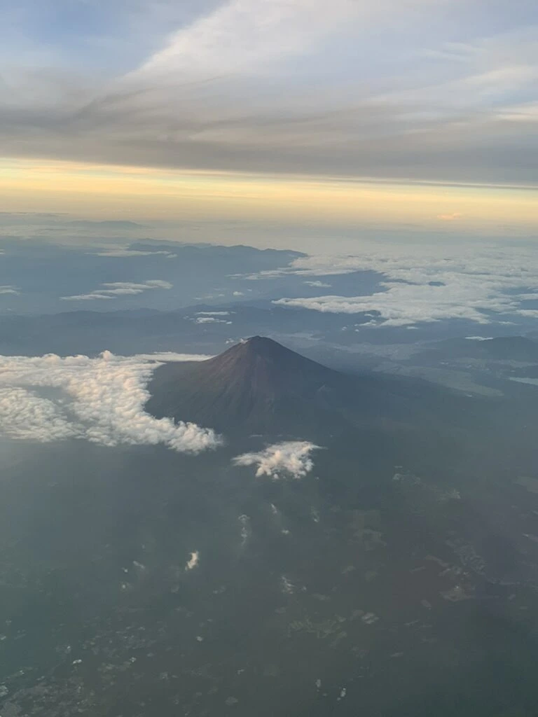 夕方の光に照らされた富士山を上から見たところ