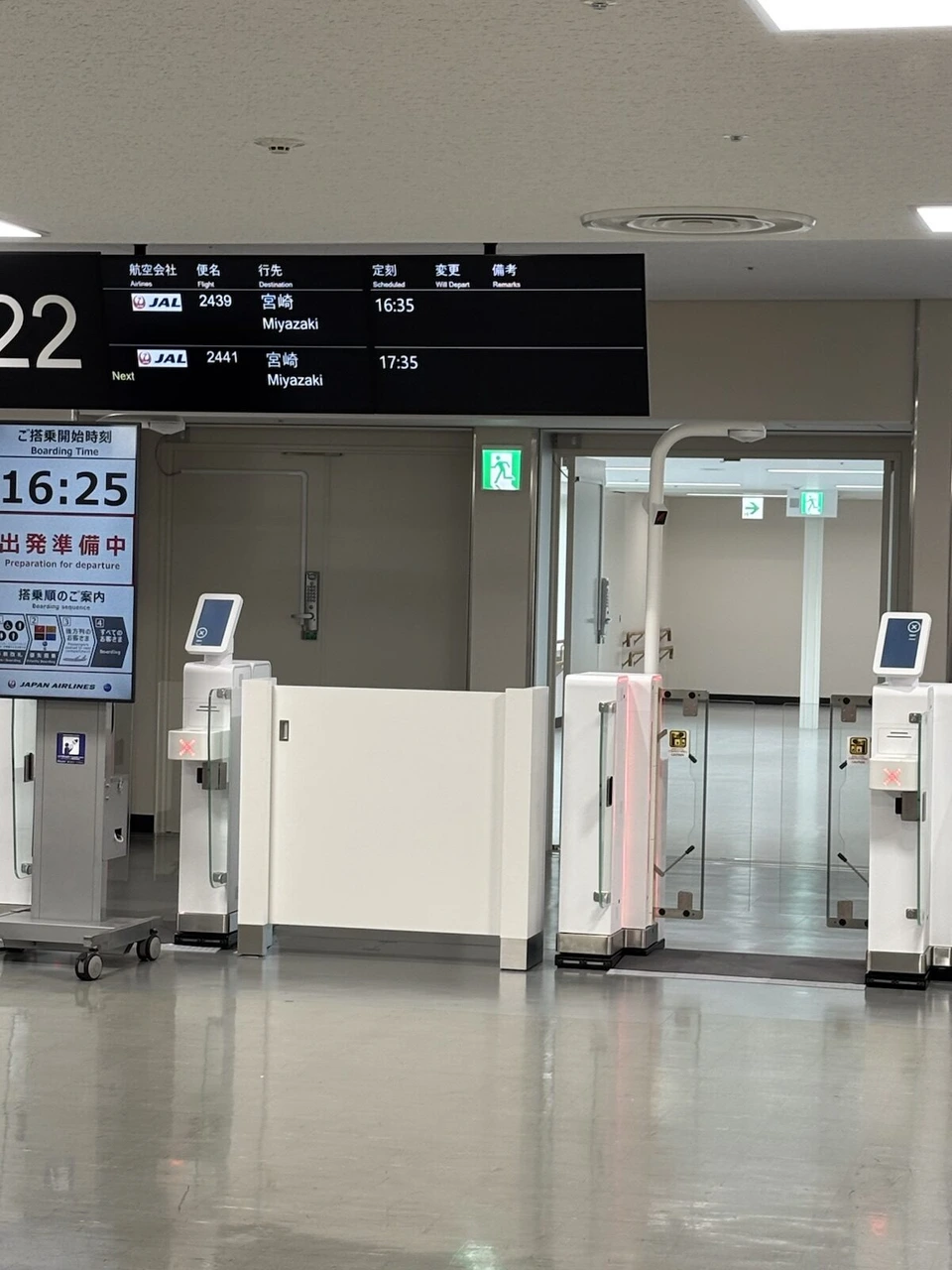 伊丹空港22番搭乗口。案内表示にJAL2439宮崎行きと搭乗開始の時刻、出発準備中