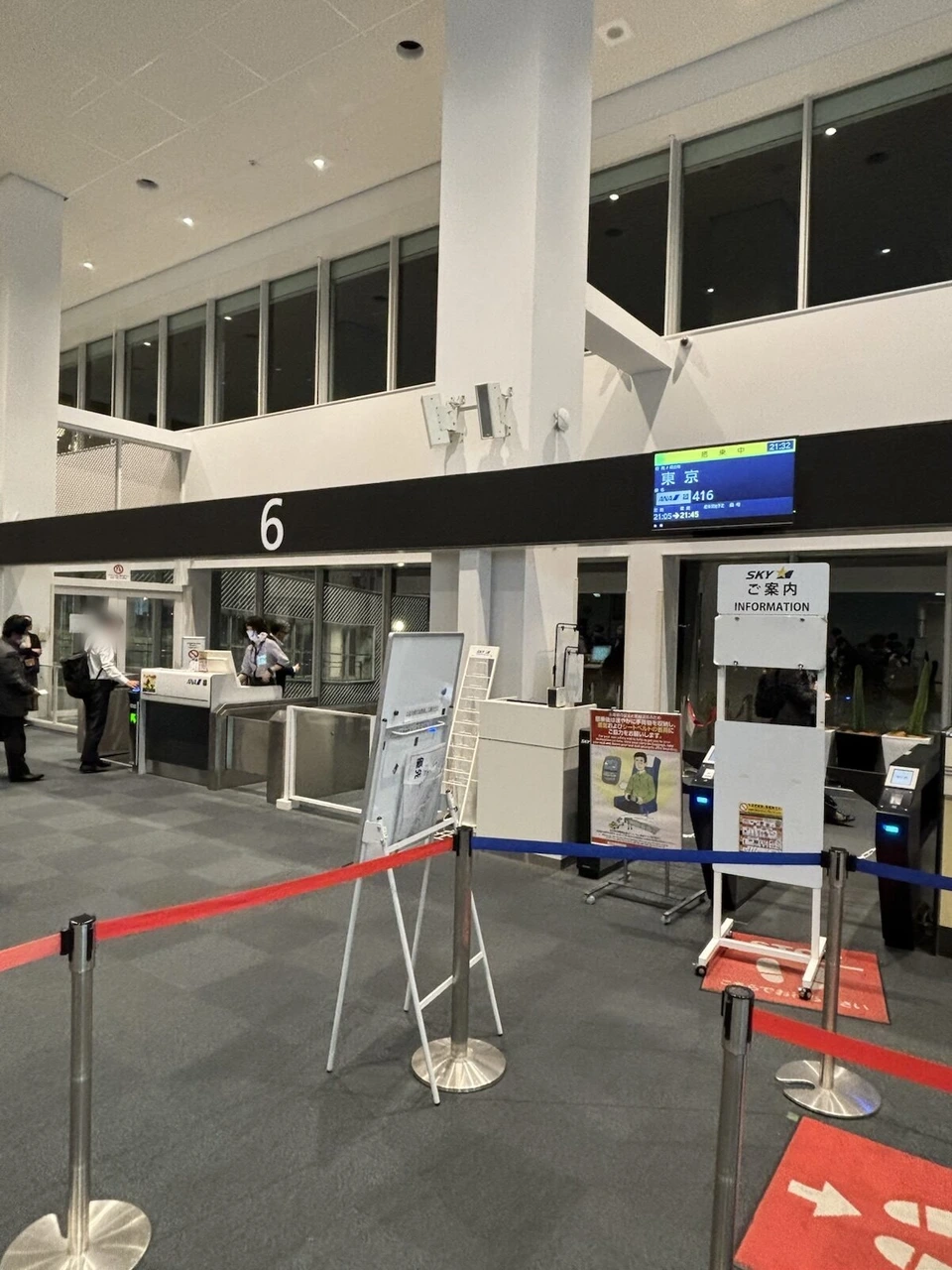神戸空港の6番搭乗口と改札機
