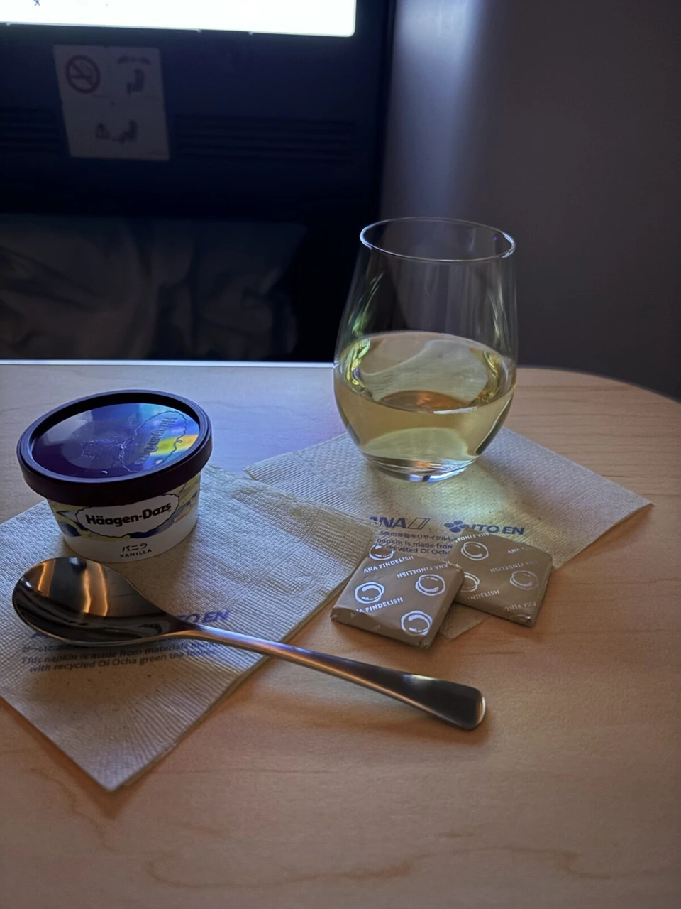 NH801の機内でもらったハーゲンダッツのバニラアイスと白ワイン、チョコレート