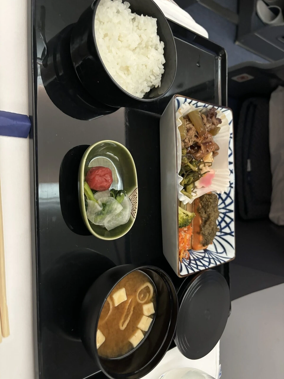 主菜を上から見たところ。ご飯と味噌汁、角皿のおかず