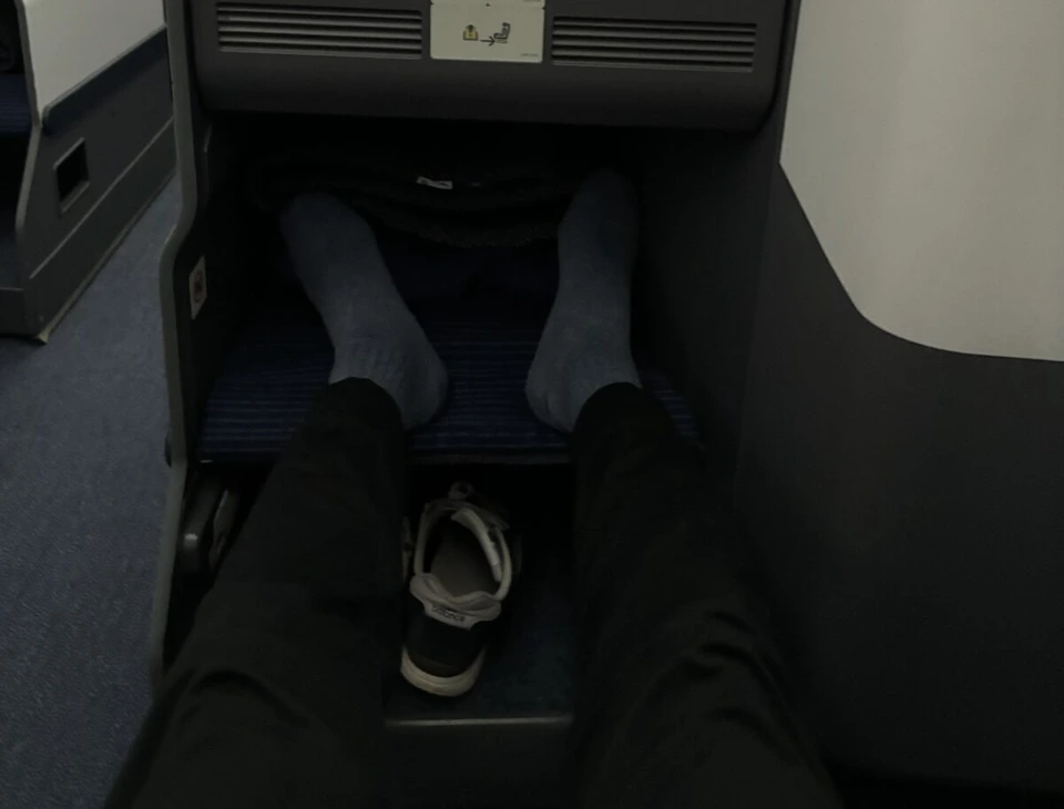 ANA787-9ビジネスクラス7Dの足元。前の席の下に足を伸ばせるスペース